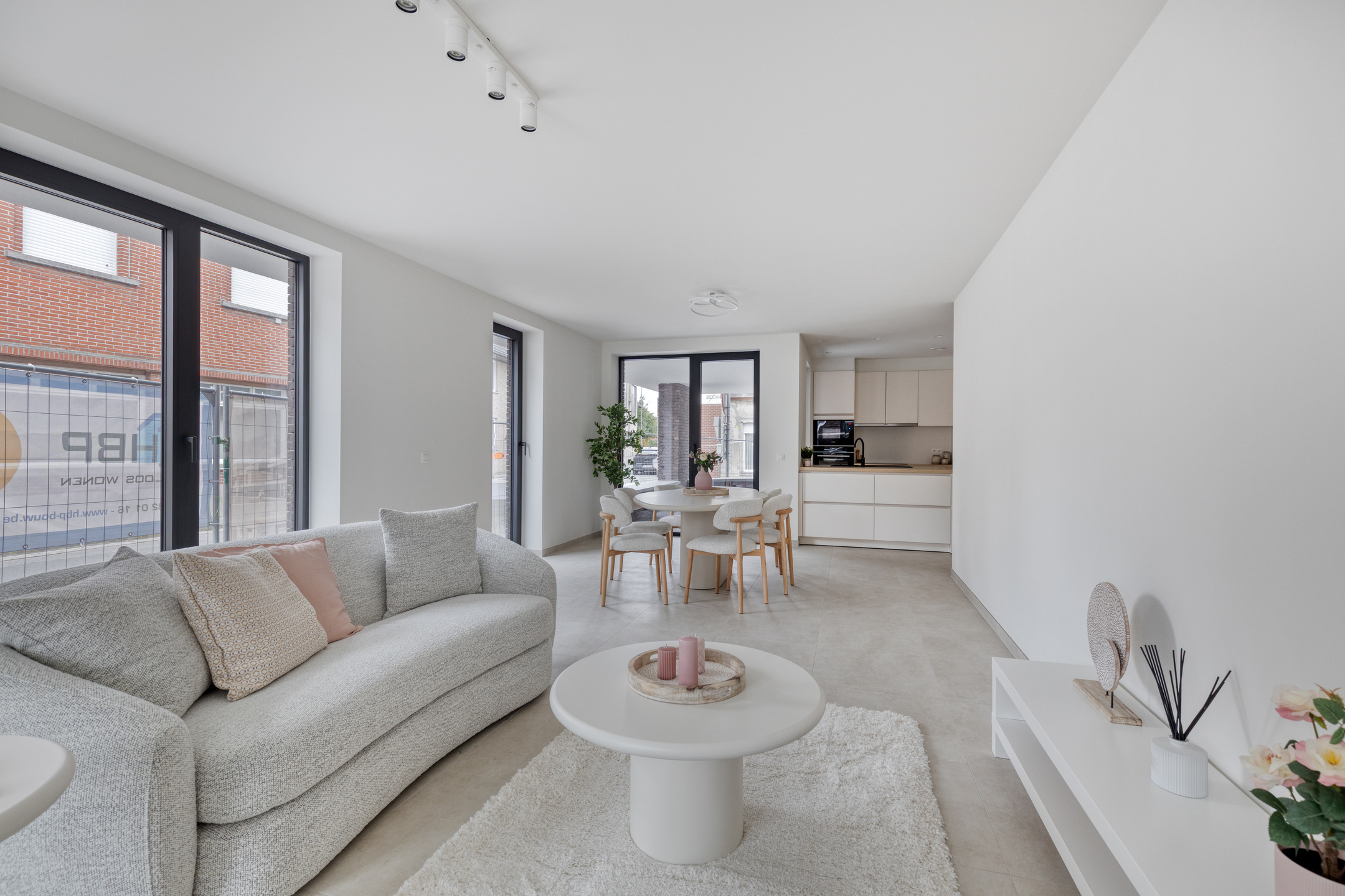 Postiljon met moderne appartementen en groene omgeving