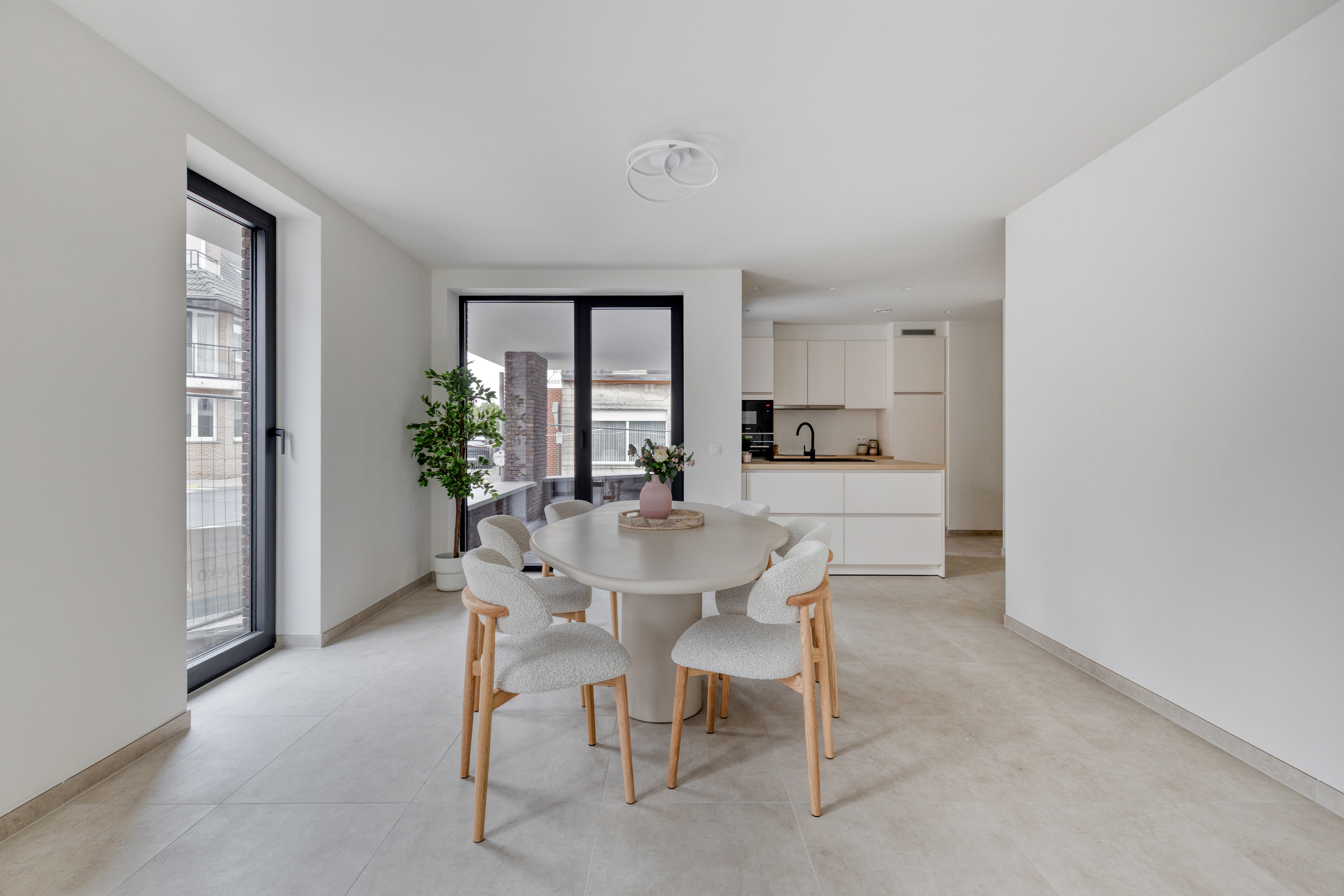 Postiljon met moderne appartementen en groene omgeving