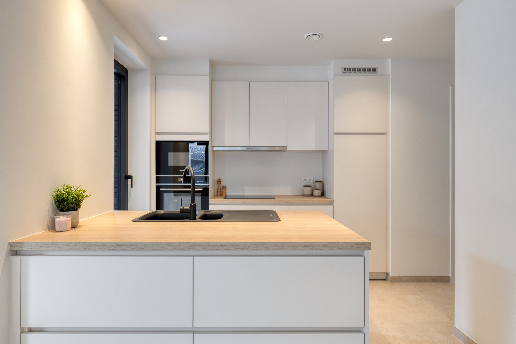 Postiljon met moderne appartementen en groene omgeving