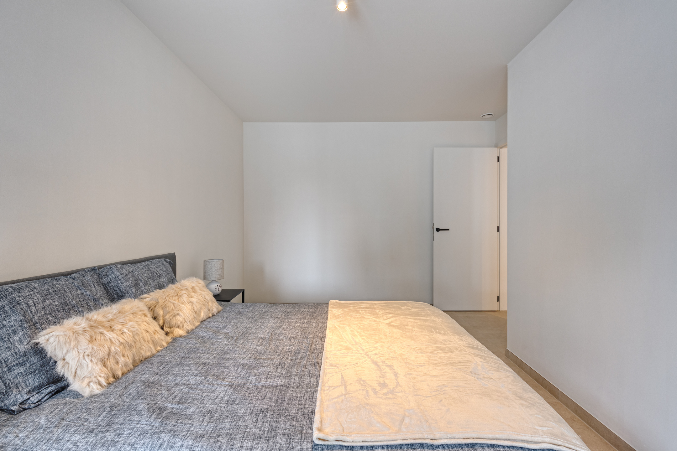 Postiljon met moderne appartementen en groene omgeving