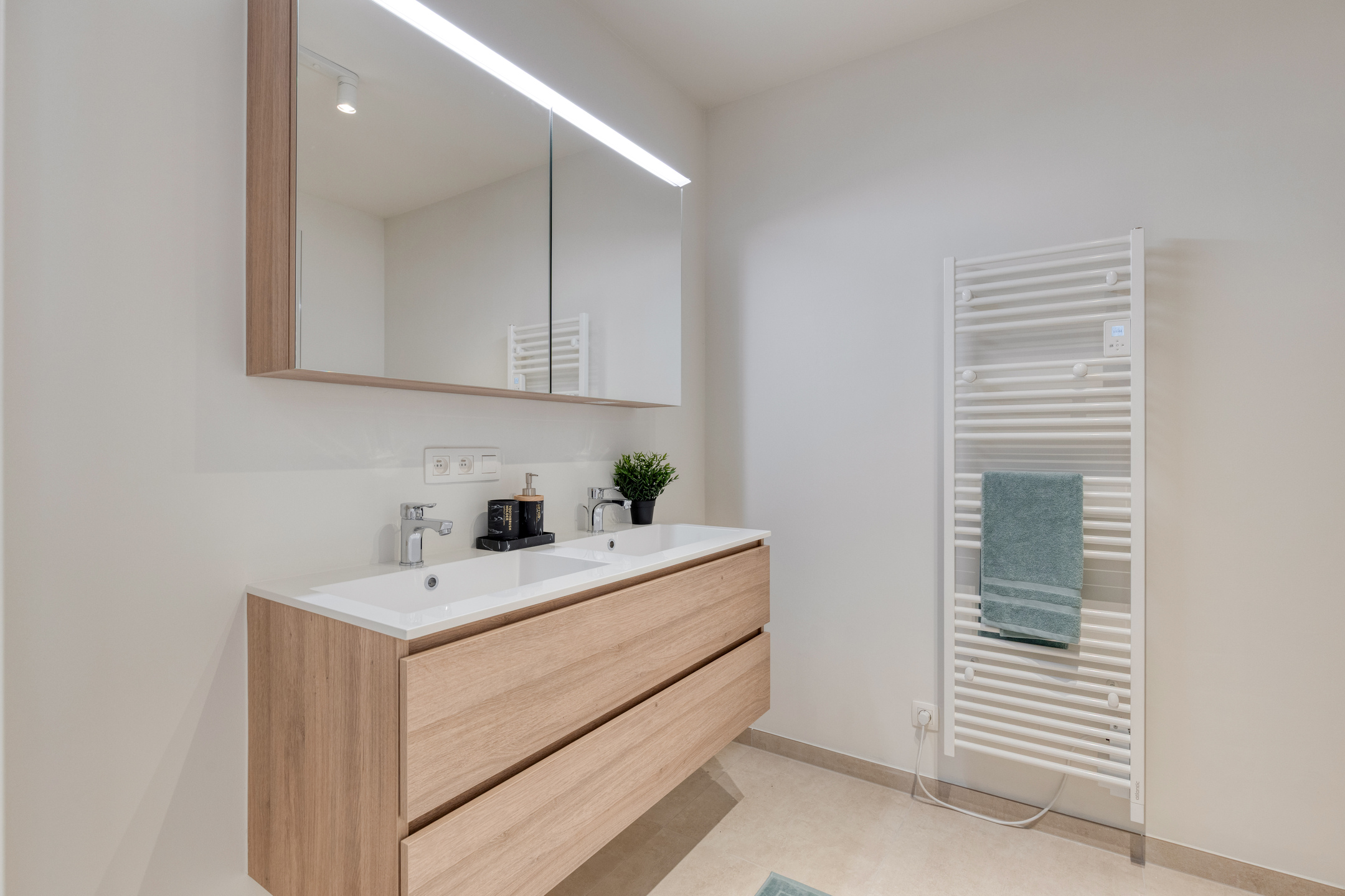 Postiljon met moderne appartementen en groene omgeving