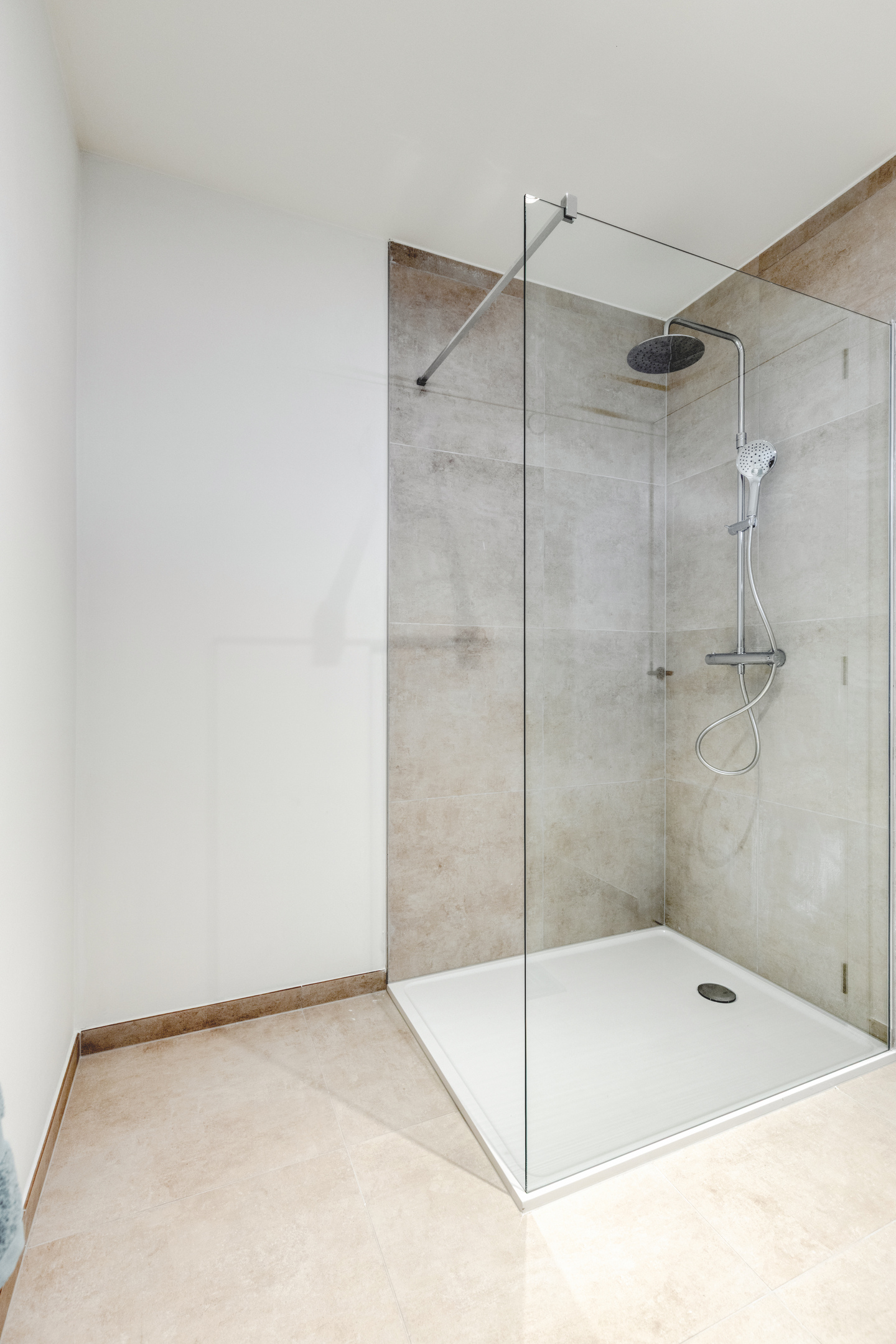 Postiljon met moderne appartementen en groene omgeving