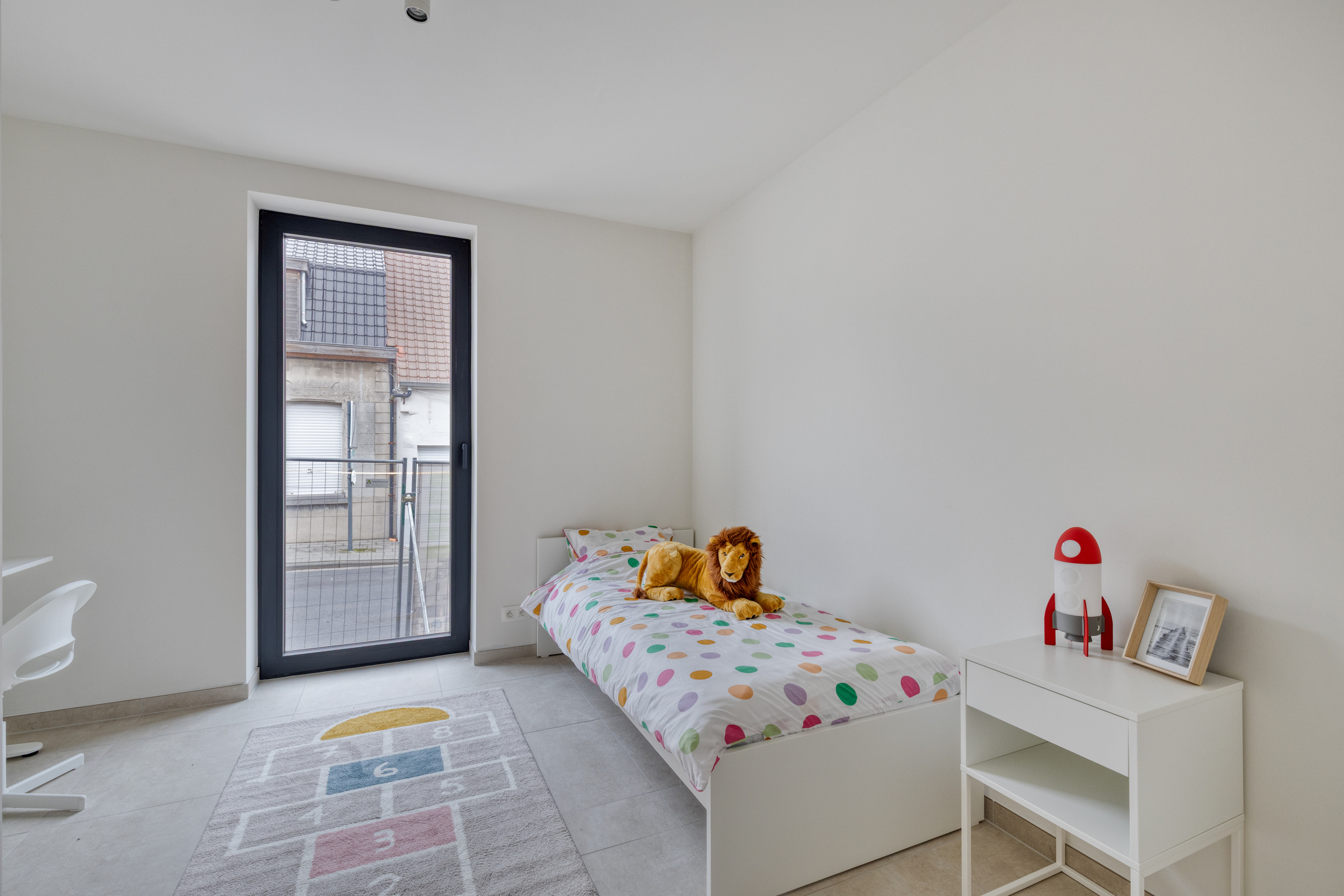 Postiljon met moderne appartementen en groene omgeving