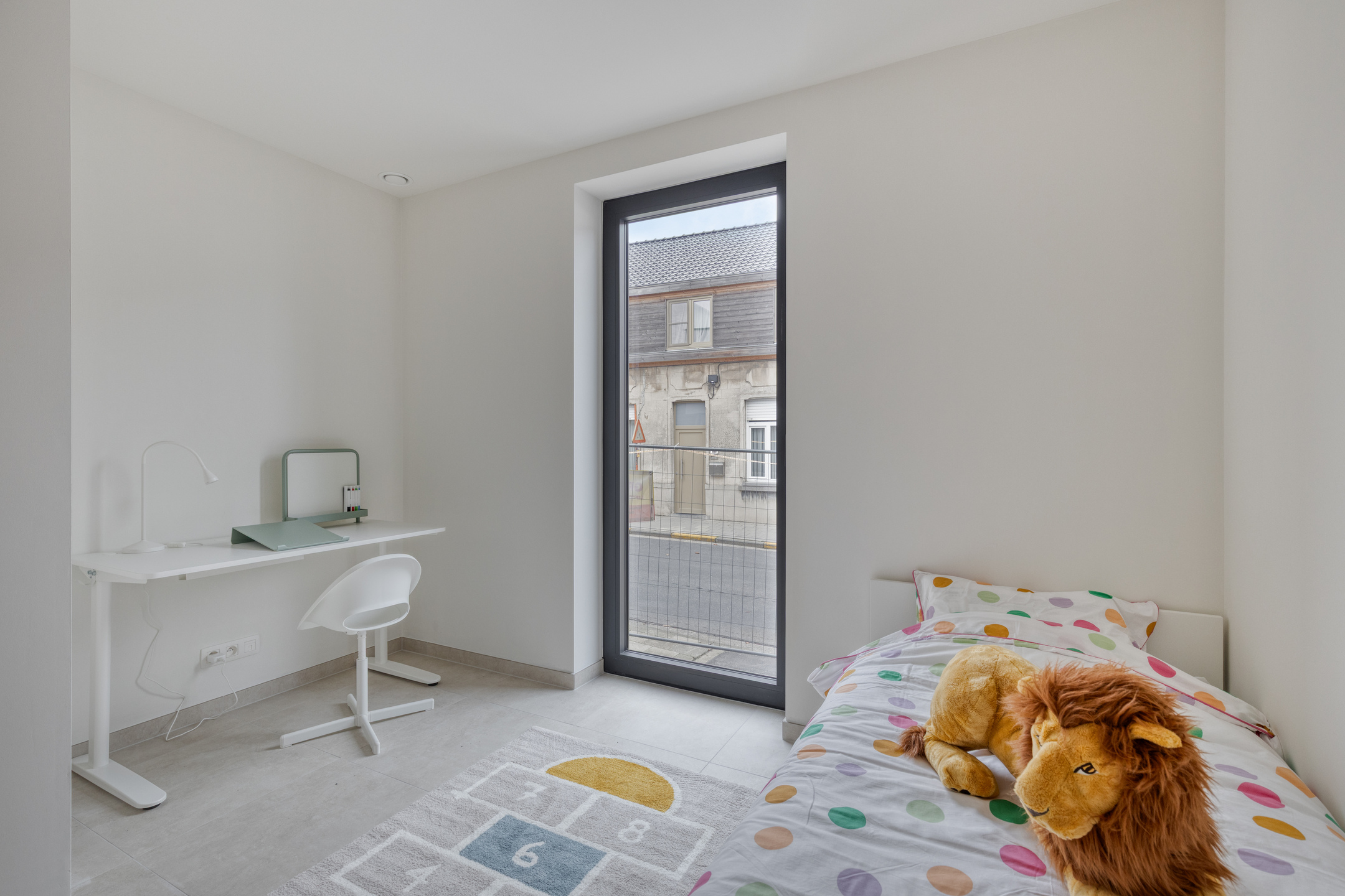 Postiljon met moderne appartementen en groene omgeving