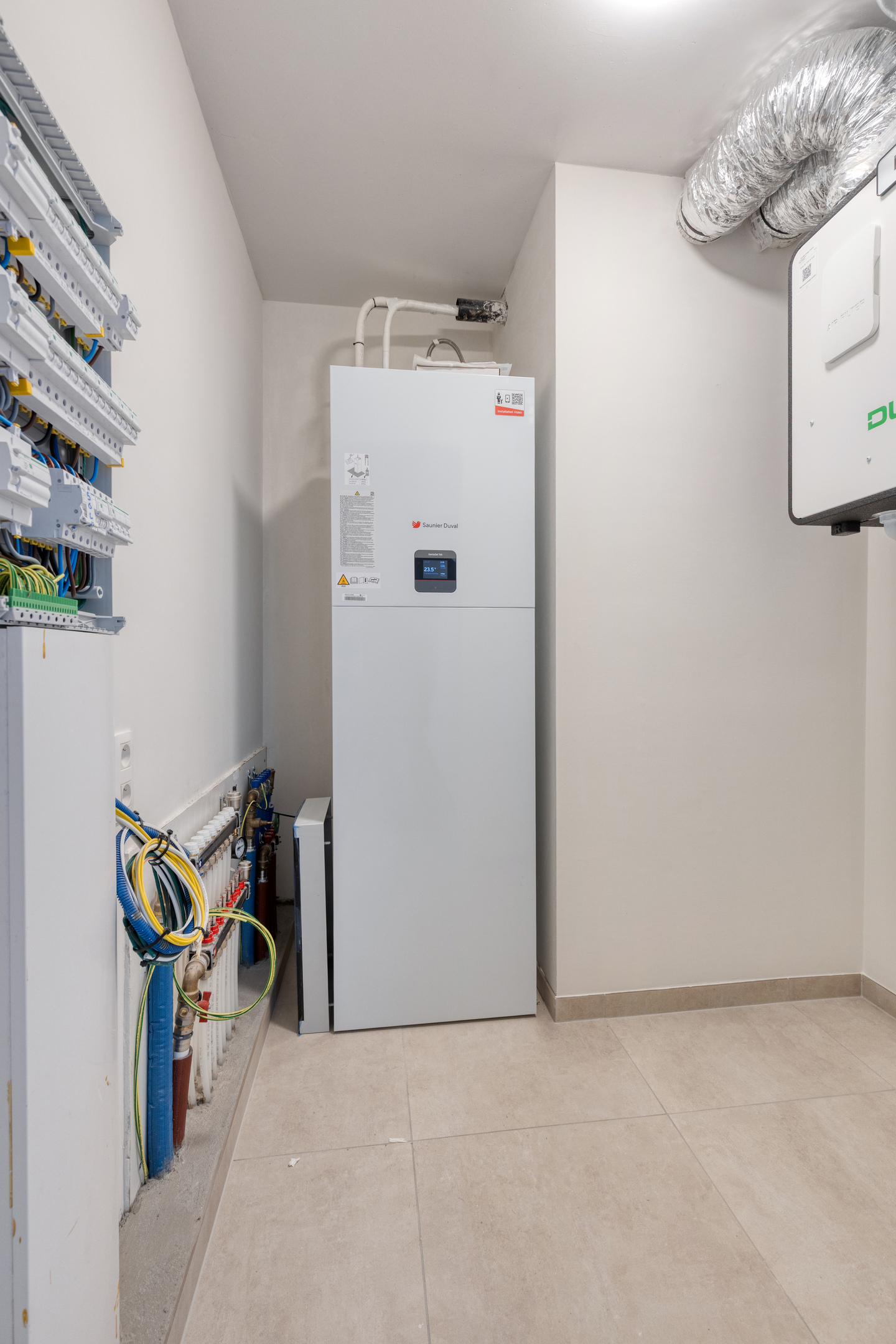 Postiljon met moderne appartementen en groene omgeving