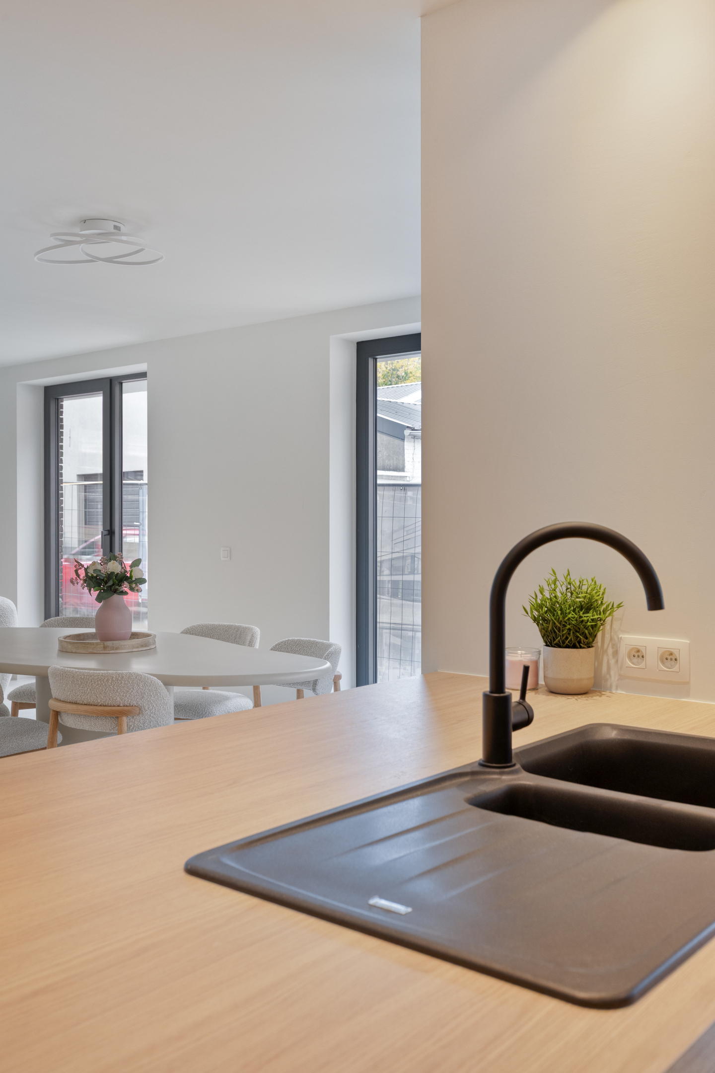 Postiljon met moderne appartementen en groene omgeving