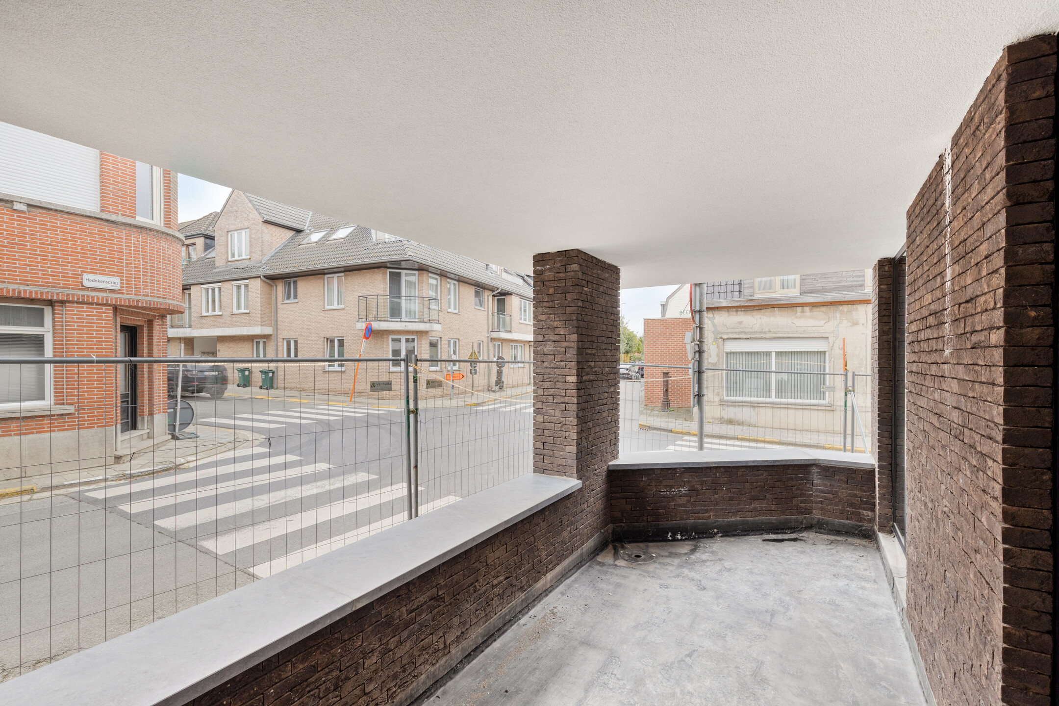 Postiljon met moderne appartementen en groene omgeving