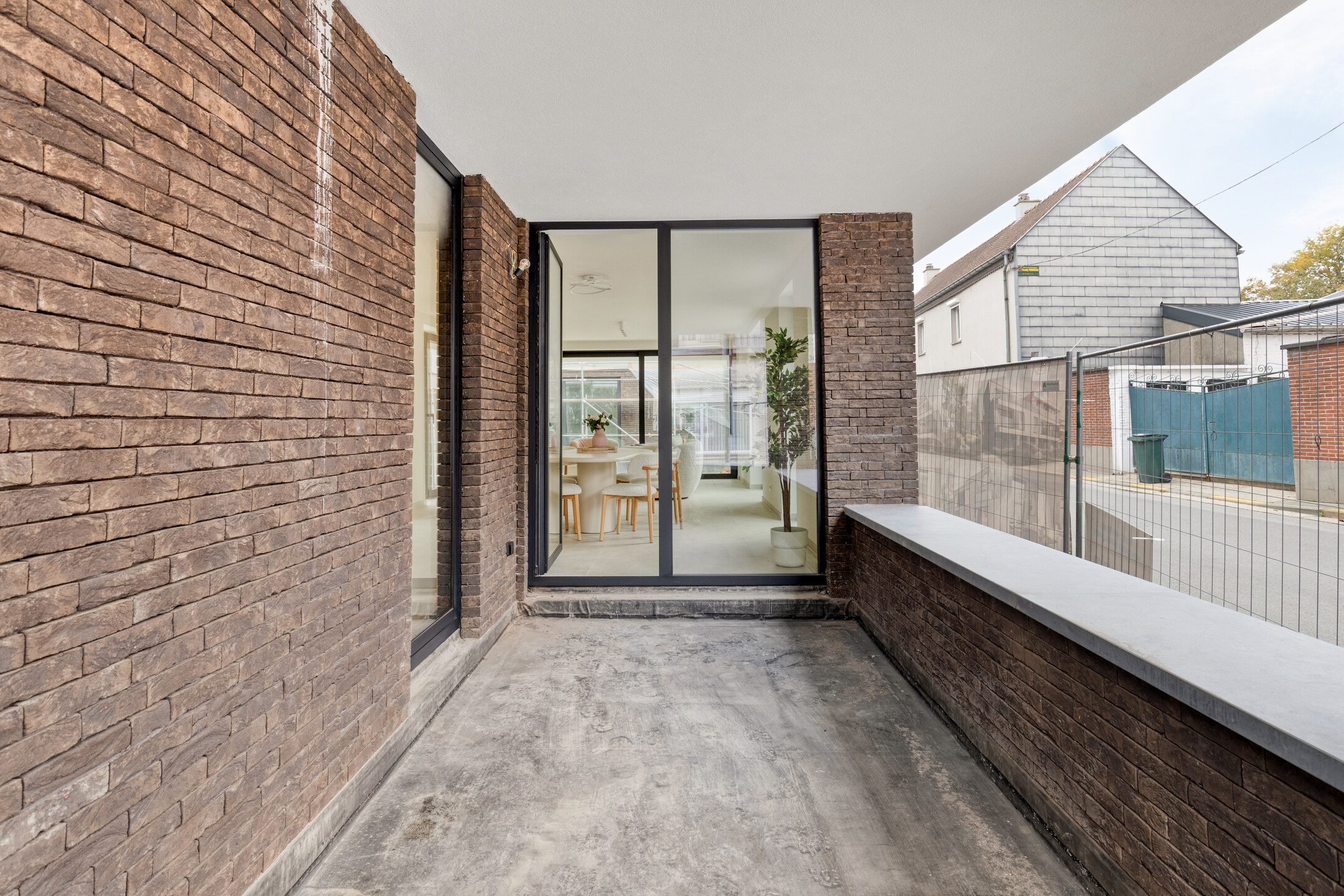 Postiljon met moderne appartementen en groene omgeving